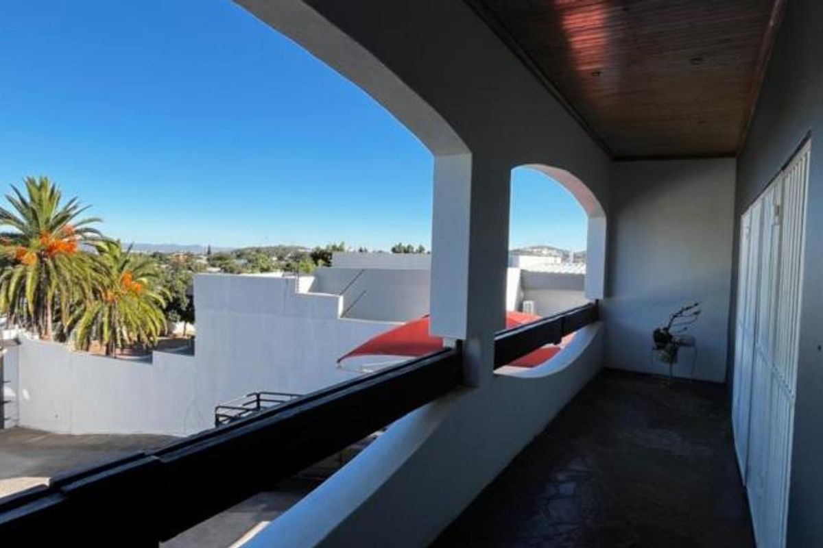 Large 3 Bedroom Family Home For Sale with 2 flats - Photo 3