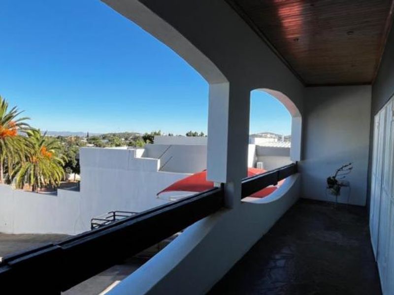 Large 3 Bedroom Family Home For Sale with 2 flats - Photo 3