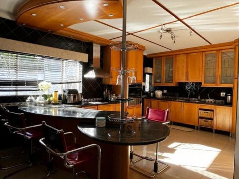 Large 3 Bedroom Family Home For Sale with 2 flats - Photo 10