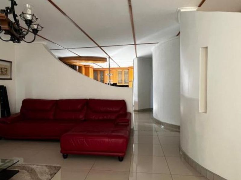 Large 3 Bedroom Family Home For Sale with 2 flats - Photo 9