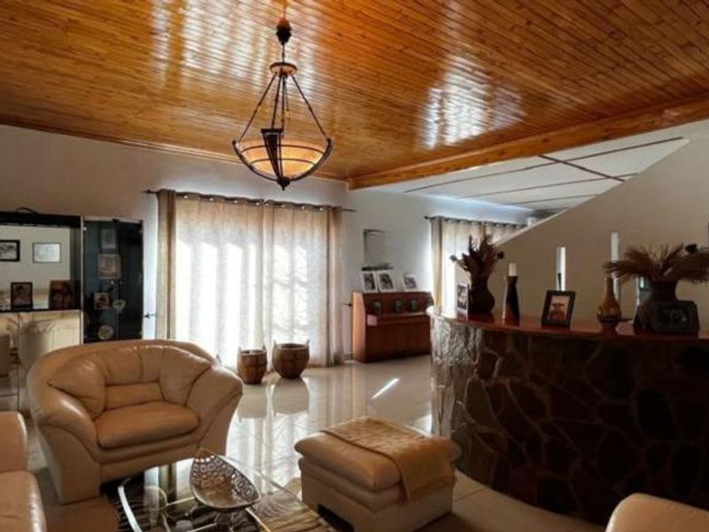 Large 3 Bedroom Family Home For Sale with 2 flats - Photo 7