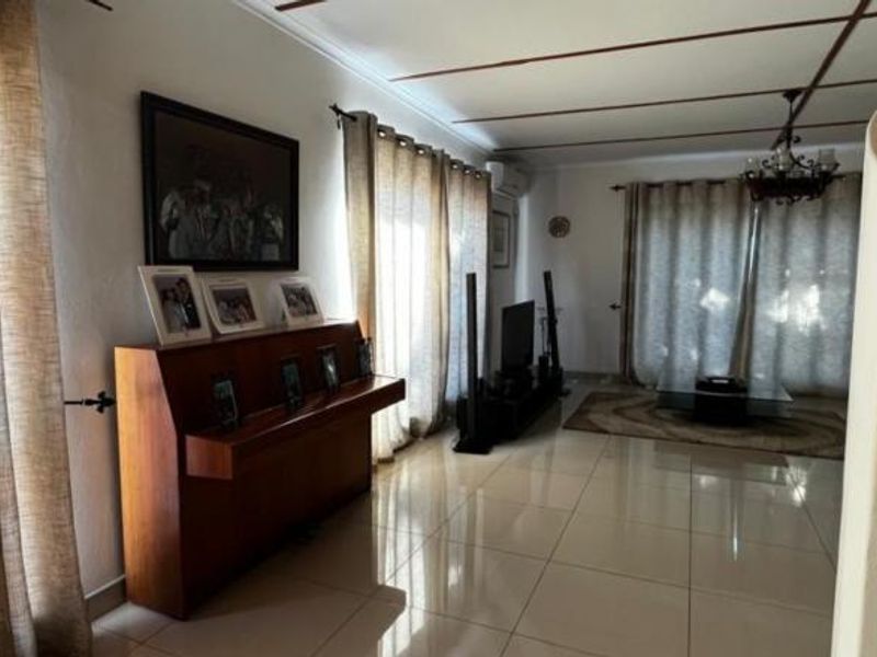 Large 3 Bedroom Family Home For Sale with 2 flats - Photo 8