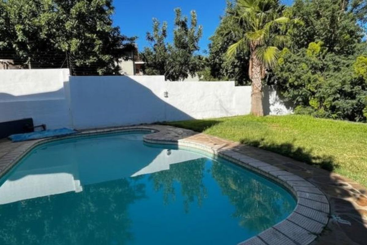 Large 3 Bedroom Family Home For Sale with 2 flats - Photo 2