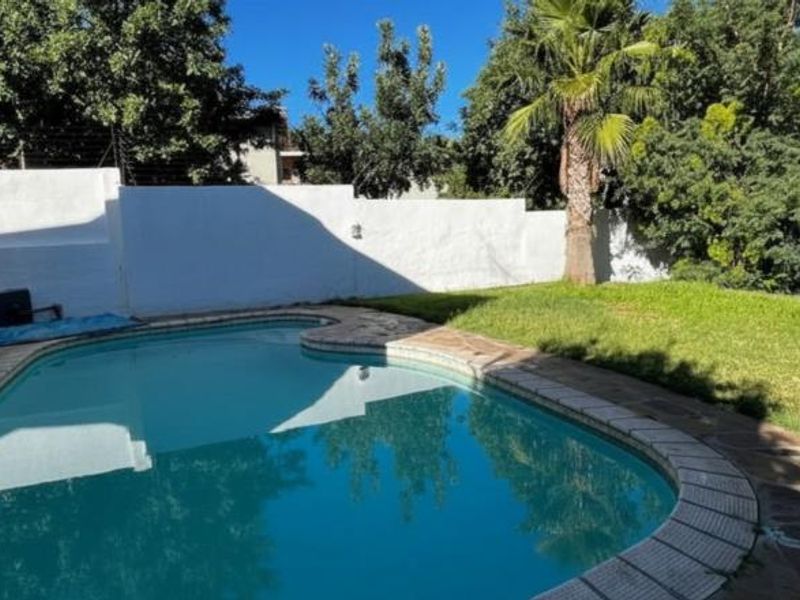 Large 3 Bedroom Family Home For Sale with 2 flats - Photo 2