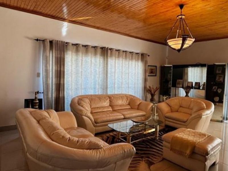 Large 3 Bedroom Family Home For Sale with 2 flats - Photo 6