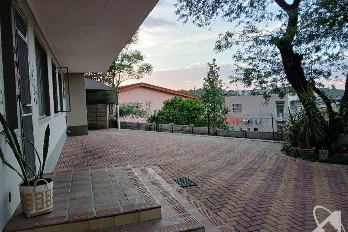 Spacious Family Home with Separate Flat going on Auction - Photo 2