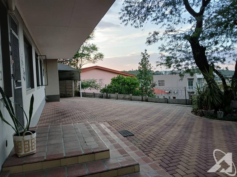 Spacious Family Home with Separate Flat going on Auction - Photo 2