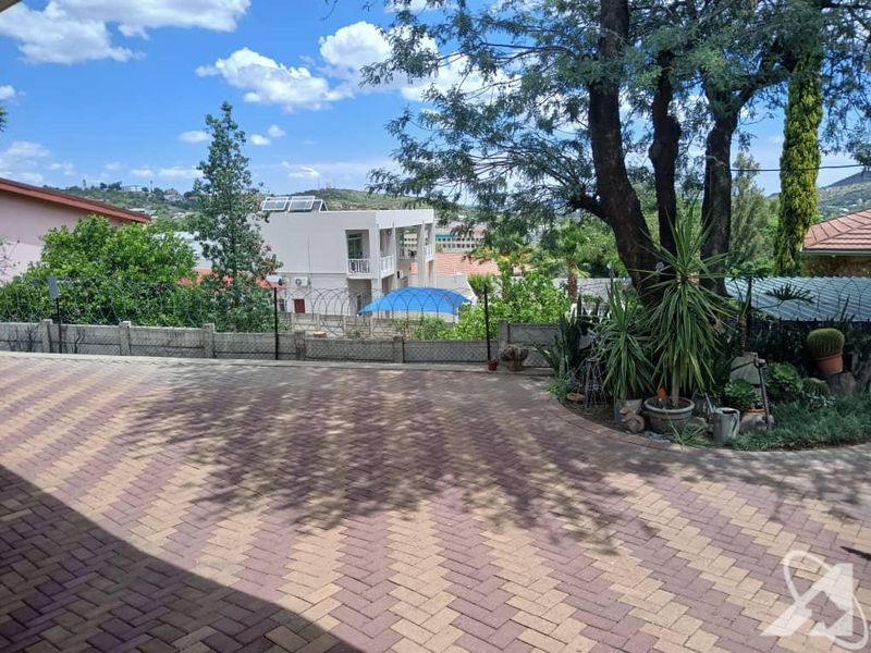 Spacious Family Home with Separate Flat going on Auction - Photo 7