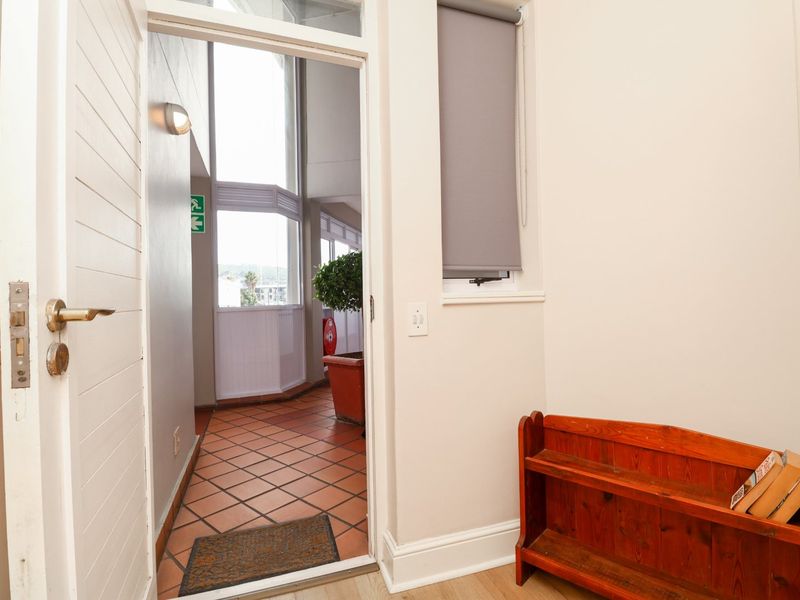 Modern Knysna Quay West Apartment with Sunset-Facing Balcony - Photo 8