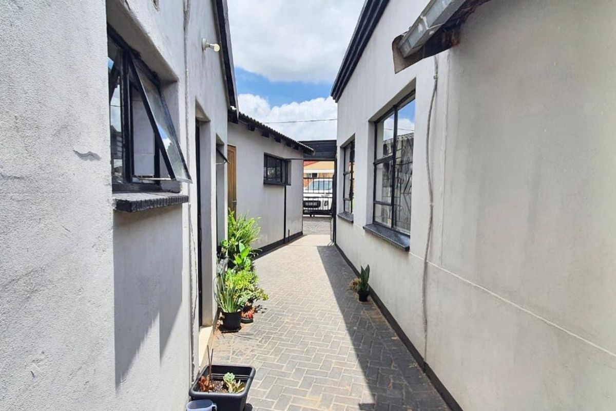 Spacious Family Home with Income-Generating Cottage - Photo 4