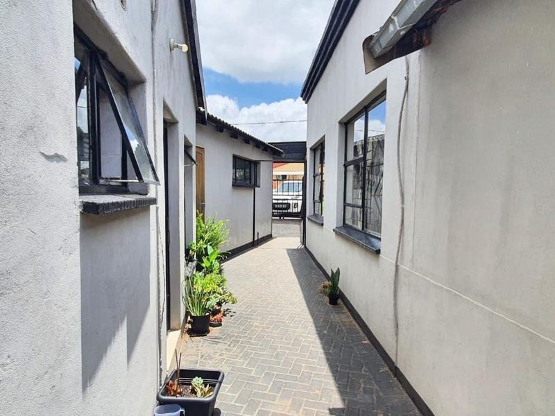 Spacious Family Home with Income-Generating Cottage - Photo 4