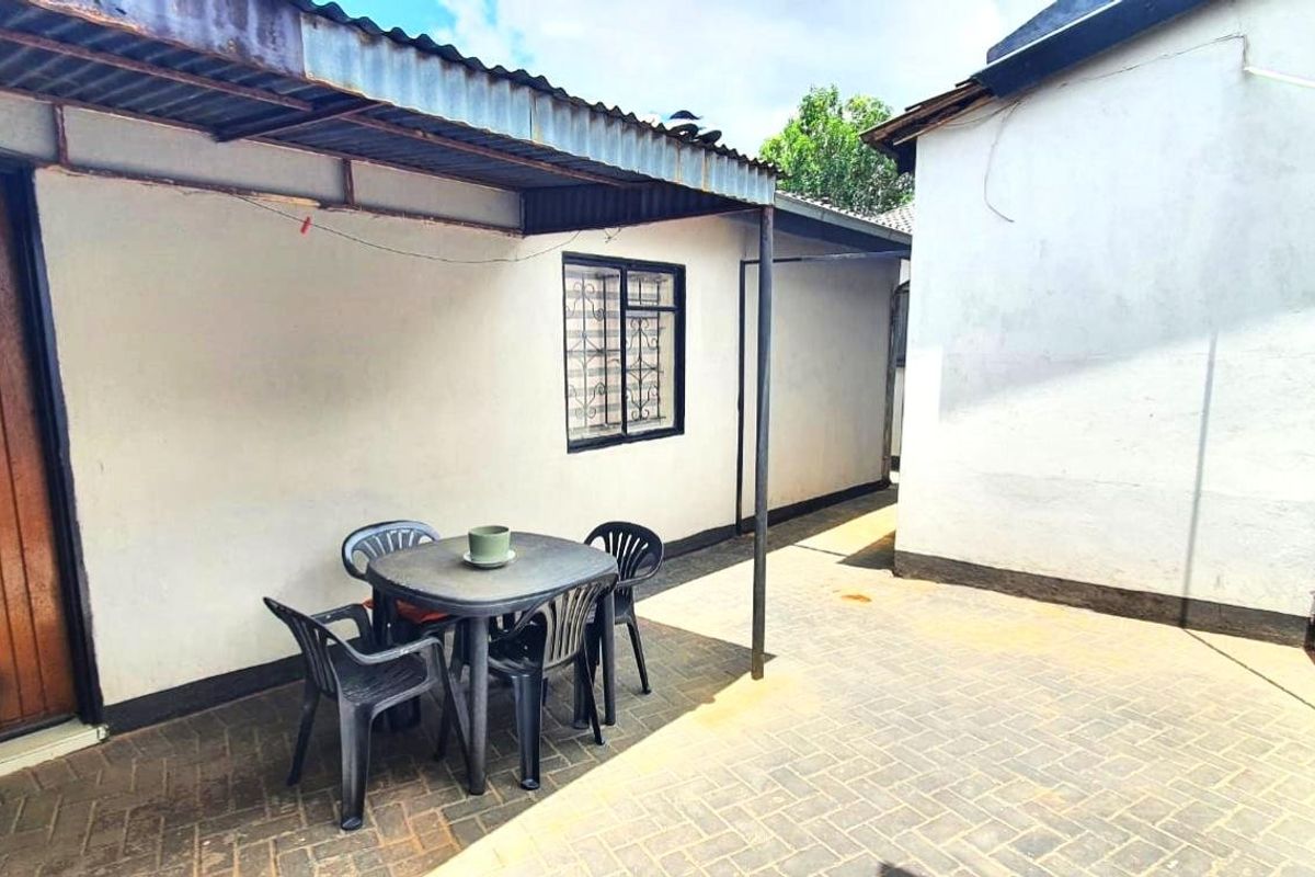 Spacious Family Home with Income-Generating Cottage - Photo 5