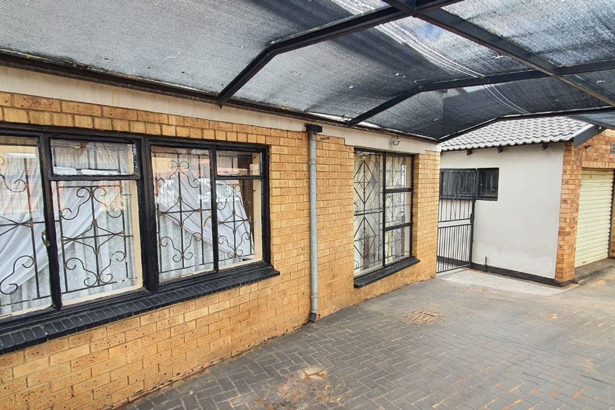 Spacious Family Home with Income-Generating Cottage - Photo 2