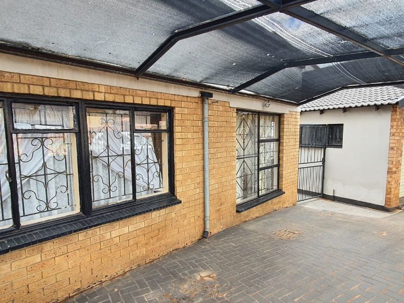 Spacious Family Home with Income-Generating Cottage - Photo 2