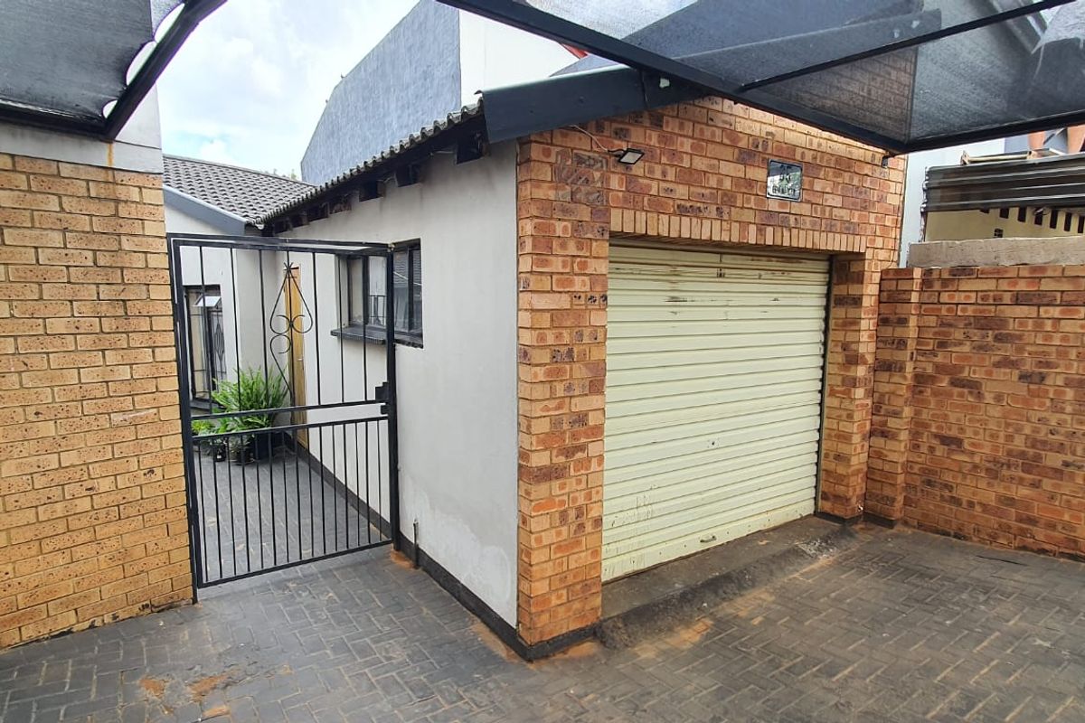 Spacious Family Home with Income-Generating Cottage - Photo 3