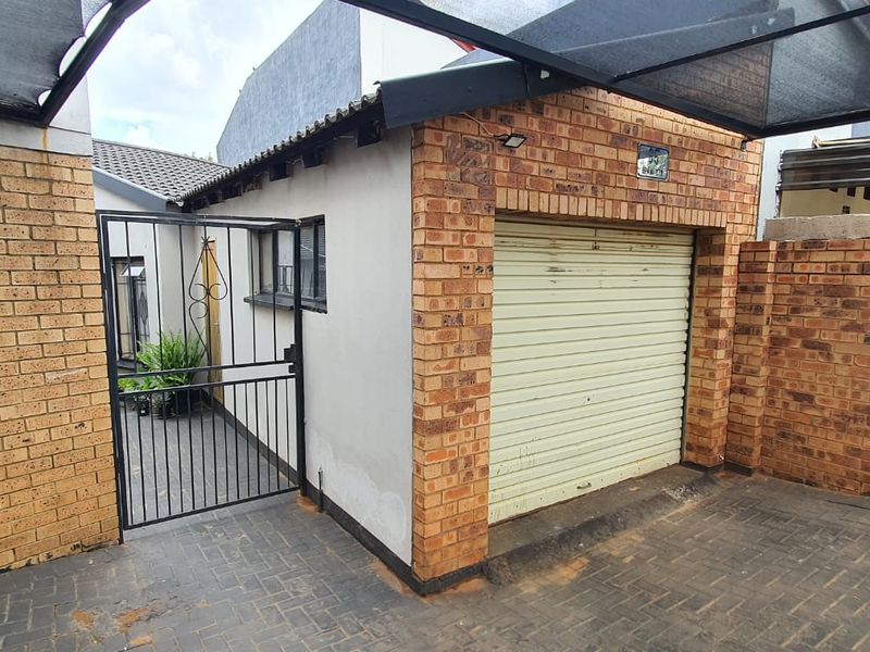 Spacious Family Home with Income-Generating Cottage - Photo 3