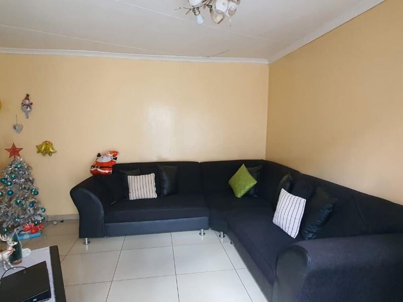 Spacious Family Home with Income-Generating Cottage - Photo 10