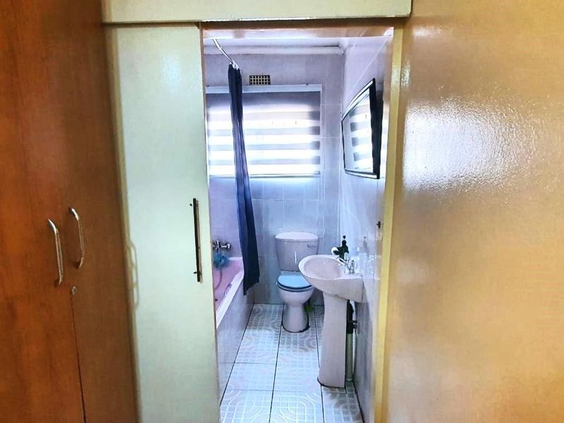 Spacious Family Home with Income-Generating Cottage - Photo 9