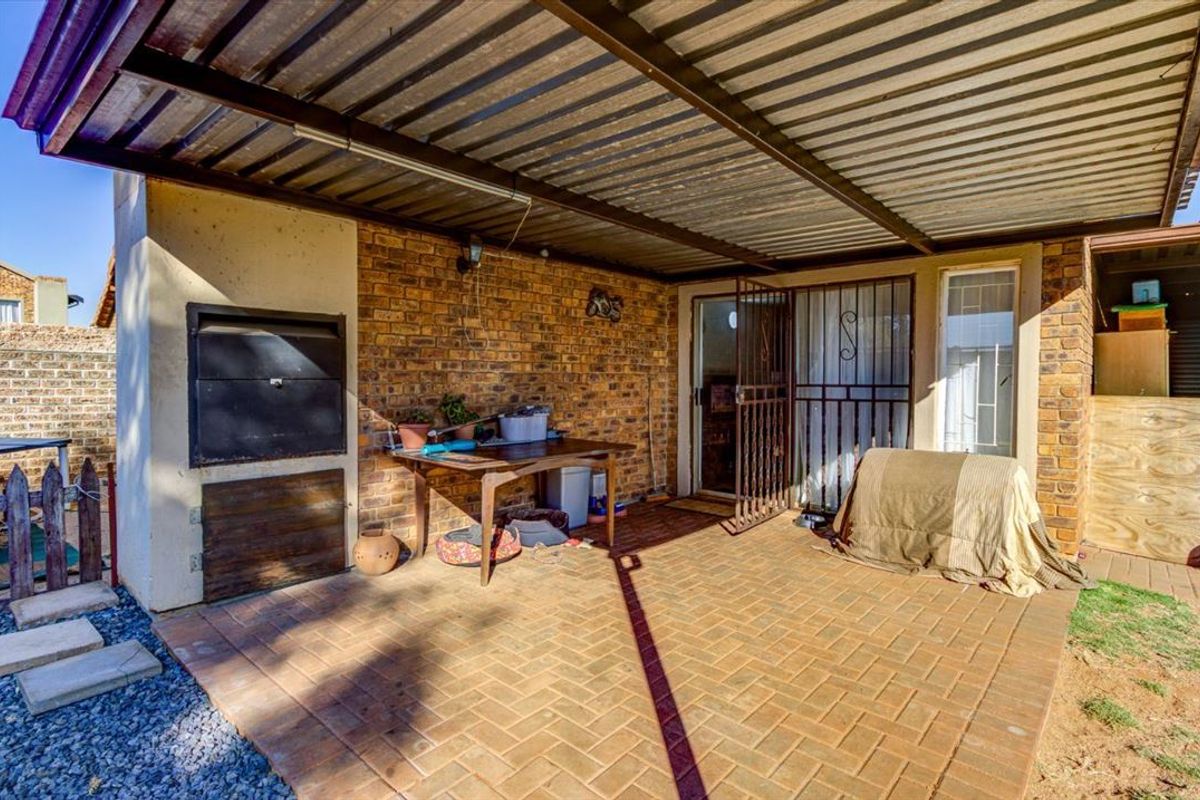 Neat 3-Bedroom Home with Dining Room and Garage  - Photo 3