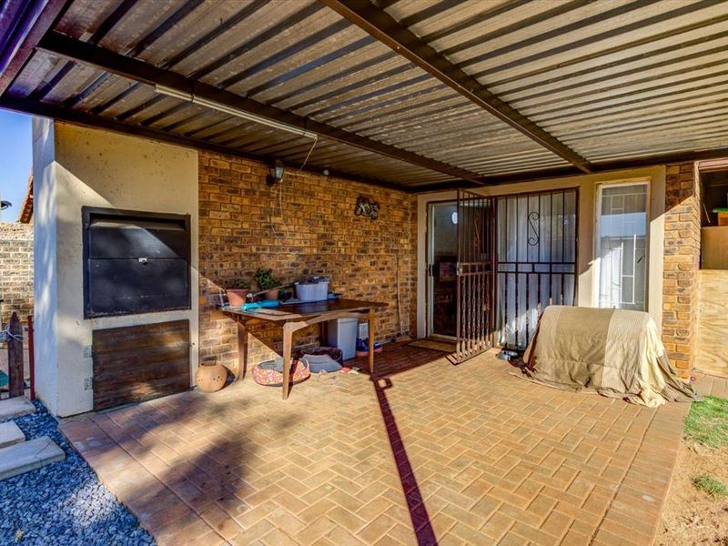 Neat 3-Bedroom Home with Dining Room and Garage  - Photo 3
