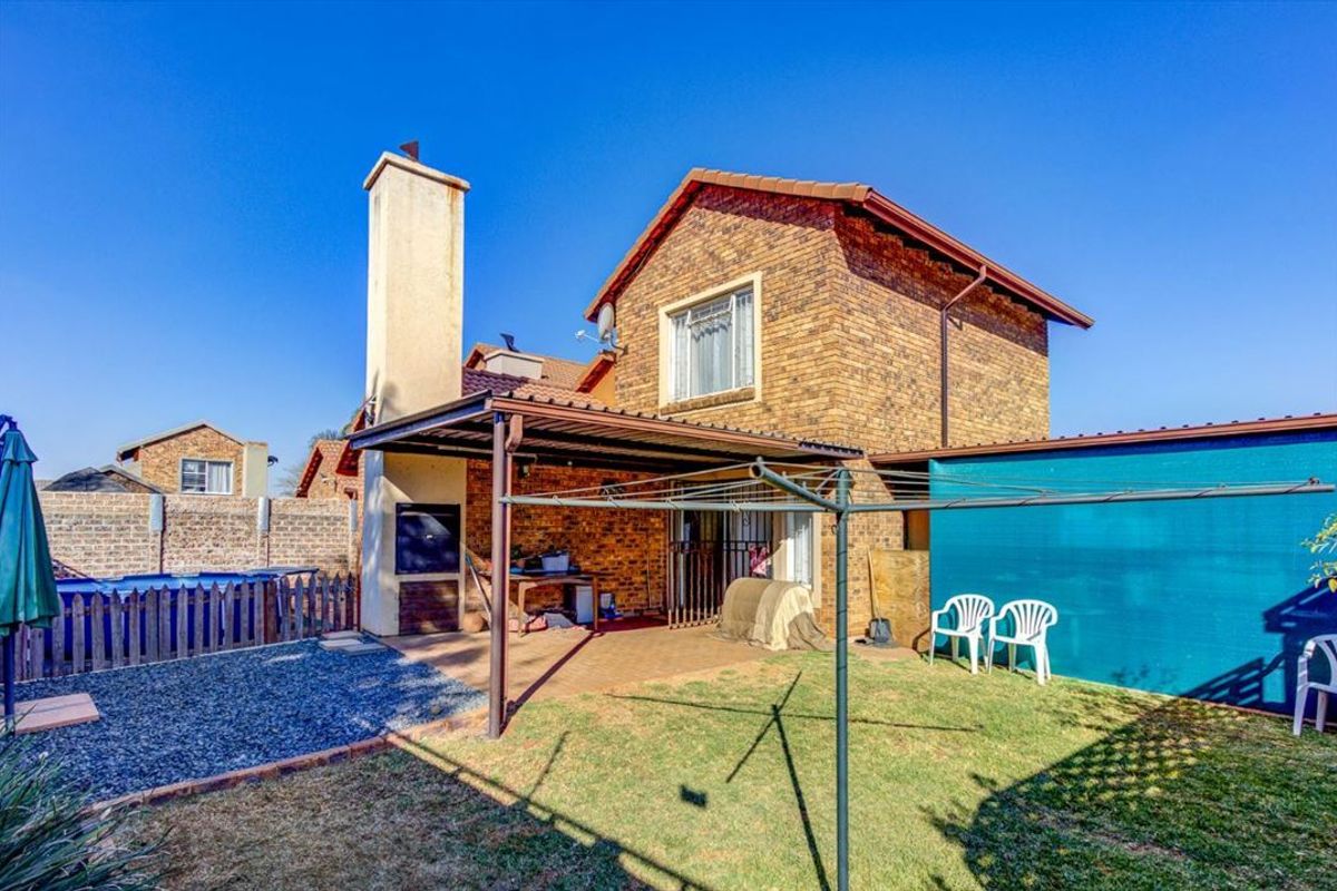 Neat 3-Bedroom Home with Dining Room and Garage  - Photo 2