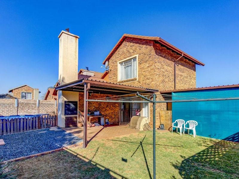 Neat 3-Bedroom Home with Dining Room and Garage  - Photo 2