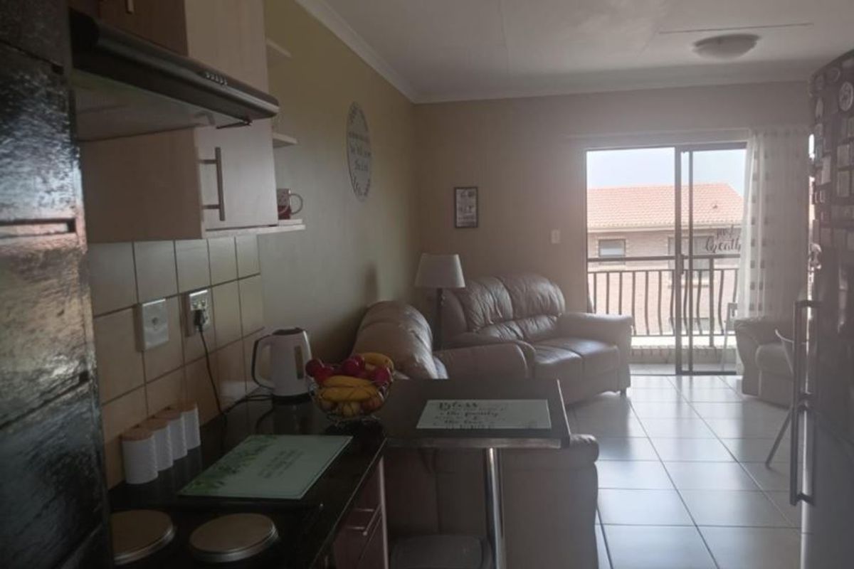 Modern and low-maintenance 2-bedroom unit just minutes from Bedfordview in secure Rose Valley complex! - Photo 2