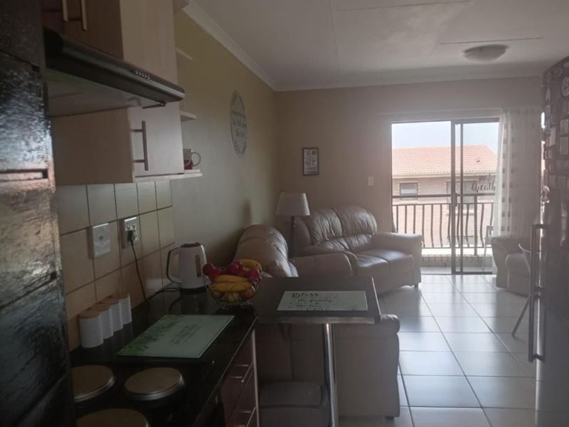 Modern and low-maintenance 2-bedroom unit just minutes from Bedfordview in secure Rose Valley complex! - Photo 2