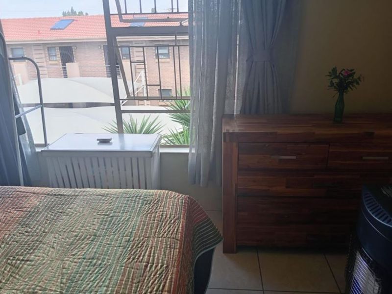 Modern and low-maintenance 2-bedroom unit just minutes from Bedfordview in secure Rose Valley complex! - Photo 9