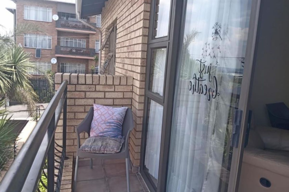 Modern and low-maintenance 2-bedroom unit just minutes from Bedfordview in secure Rose Valley complex! - Photo 5