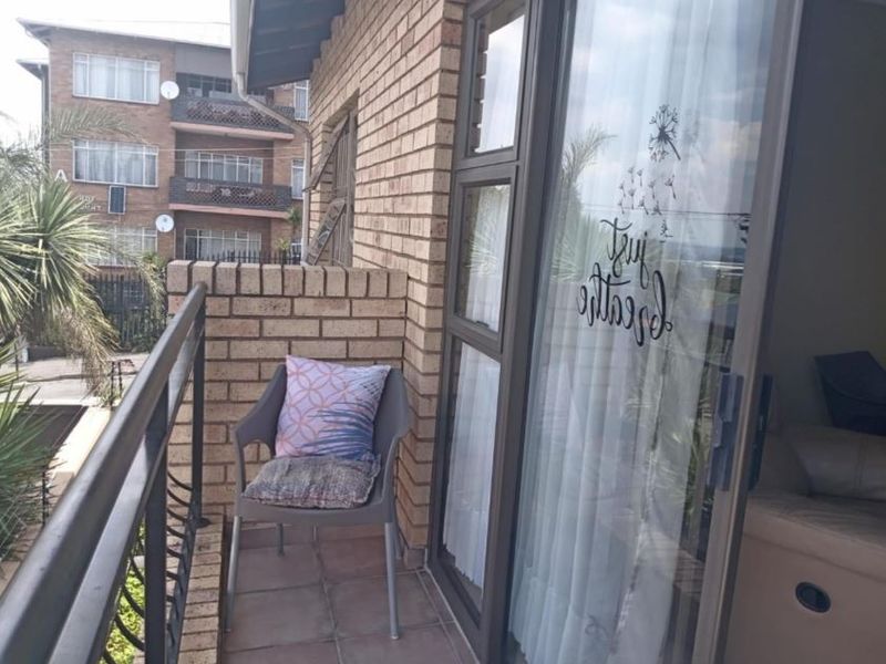 Modern and low-maintenance 2-bedroom unit just minutes from Bedfordview in secure Rose Valley complex! - Photo 5