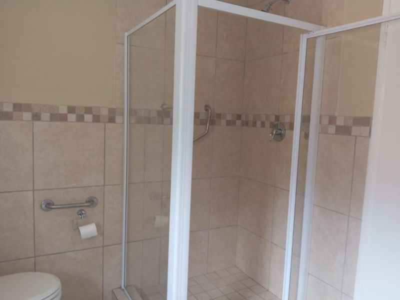 Modern and low-maintenance 2-bedroom unit just minutes from Bedfordview in secure Rose Valley complex! - Photo 8