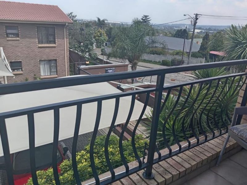 Modern and low-maintenance 2-bedroom unit just minutes from Bedfordview in secure Rose Valley complex! - Photo 6