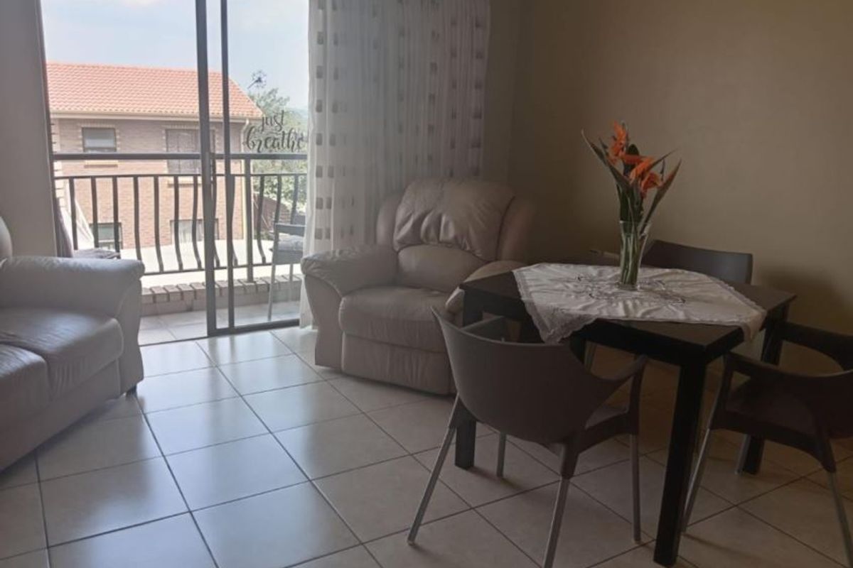 Modern and low-maintenance 2-bedroom unit just minutes from Bedfordview in secure Rose Valley complex! - Photo 3