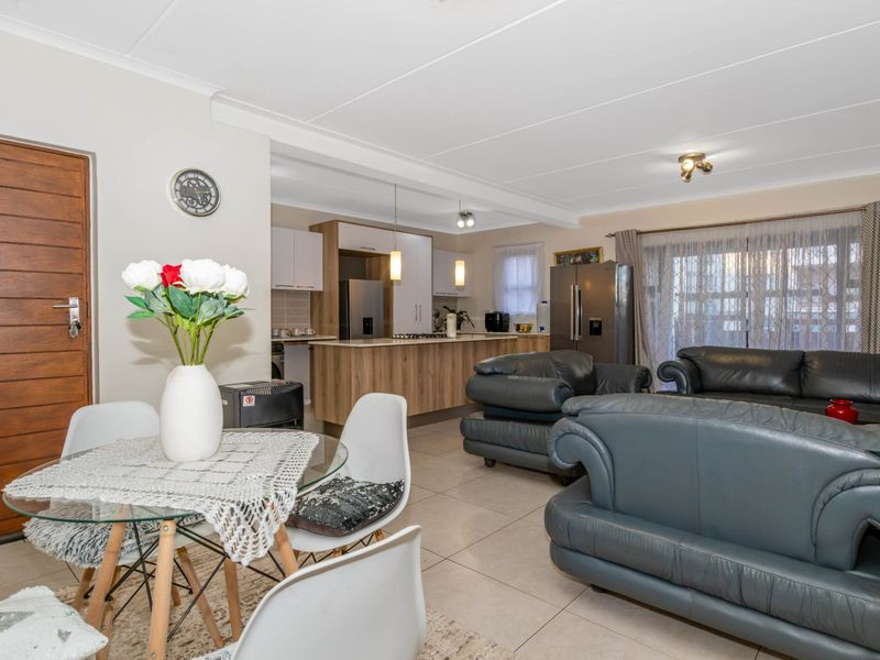 Ground Floor Elegance in the Heart of Modderfontein - Photo 9