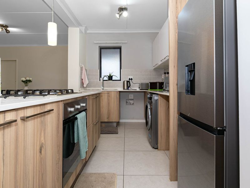 Ground Floor Elegance in the Heart of Modderfontein - Photo 8