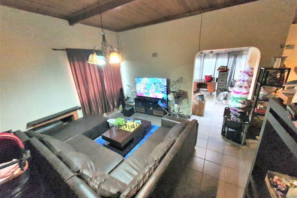 Spacious Family Home with Modern Amenities - Photo 2