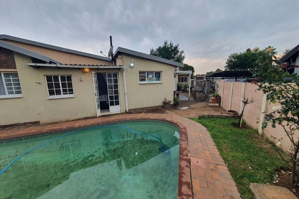 Spacious Family Home with Modern Amenities - Photo 3