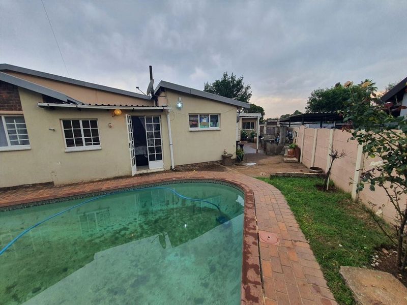 Spacious Family Home with Modern Amenities - Photo 3