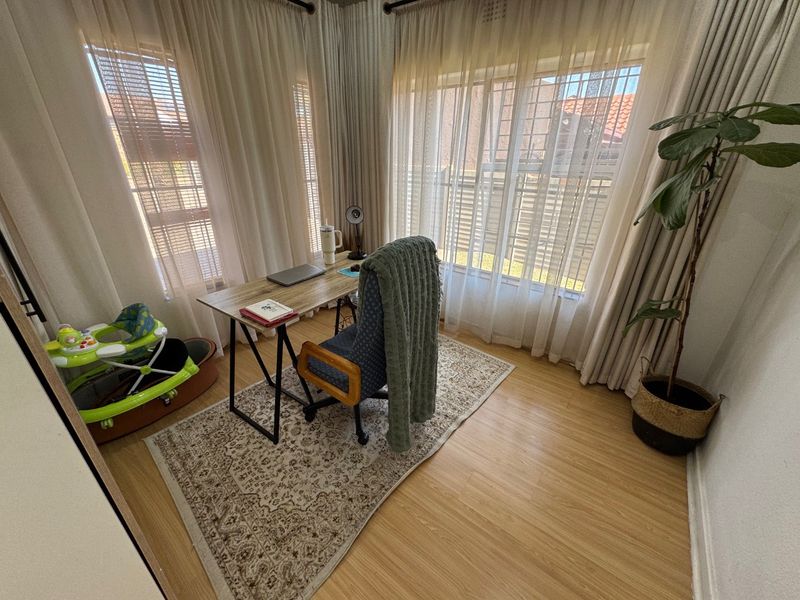 Comfortable Family Living with Thoughtful Design - Photo 9