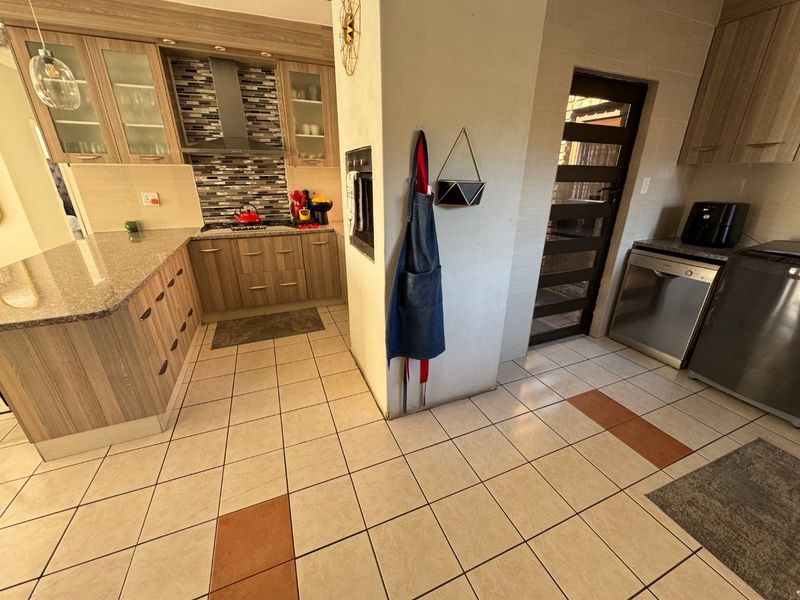 Comfortable Family Living with Thoughtful Design - Photo 7