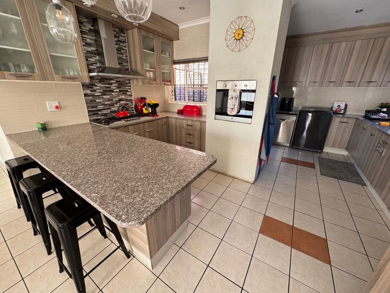 Comfortable Family Living with Thoughtful Design - Photo 6