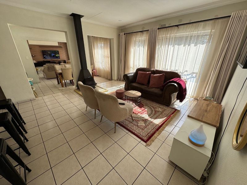 Comfortable Family Living with Thoughtful Design - Photo 8