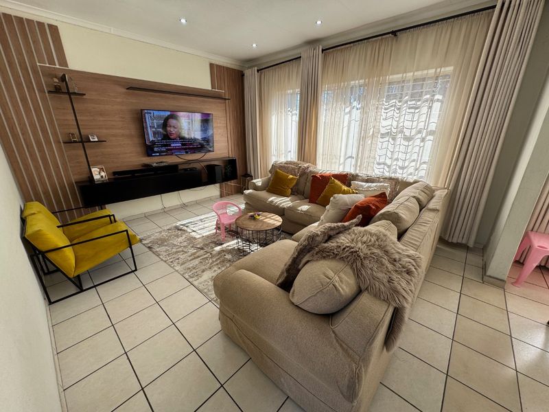 Comfortable Family Living with Thoughtful Design - Photo 2