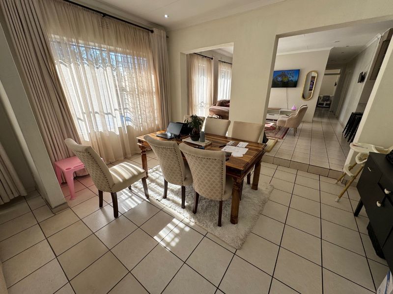 Comfortable Family Living with Thoughtful Design - Photo 3