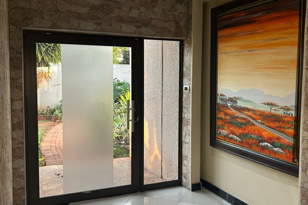 Prime Investment Opportunity: Modernized 550m2 Family Residence – Eldoraigne - Photo 2