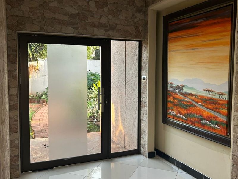 Prime Investment Opportunity: Modernized 550m2 Family Residence – Eldoraigne - Photo 2