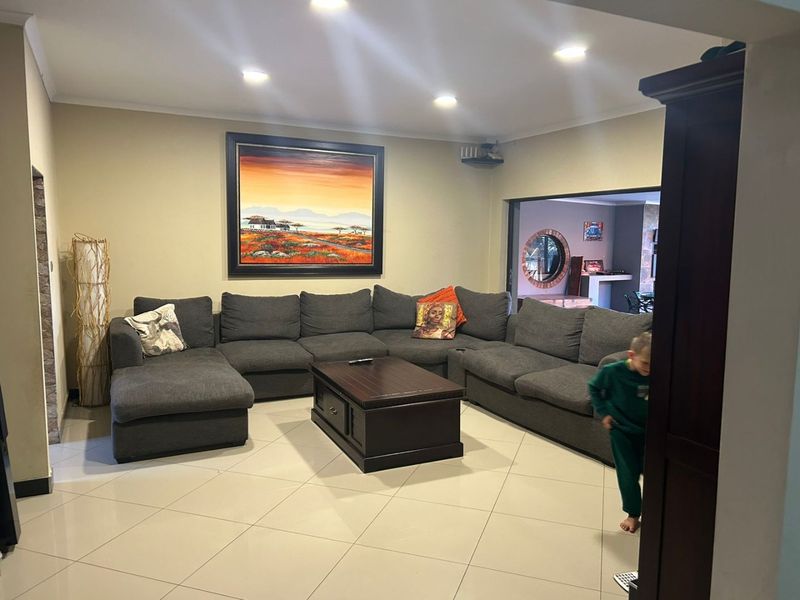 Prime Investment Opportunity: Modernized 550m2 Family Residence – Eldoraigne - Photo 9