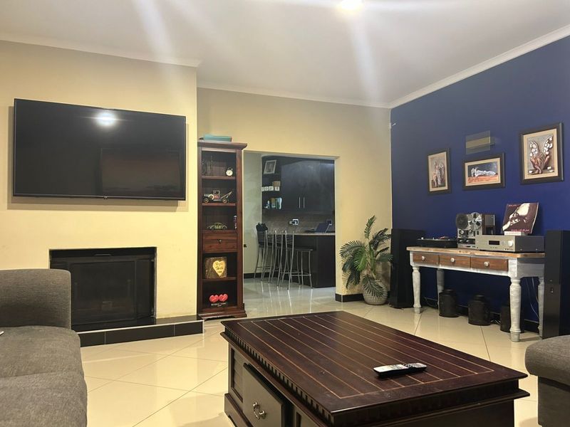 Prime Investment Opportunity: Modernized 550m2 Family Residence – Eldoraigne - Photo 10