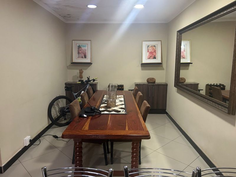 Prime Investment Opportunity: Modernized 550m2 Family Residence – Eldoraigne - Photo 8